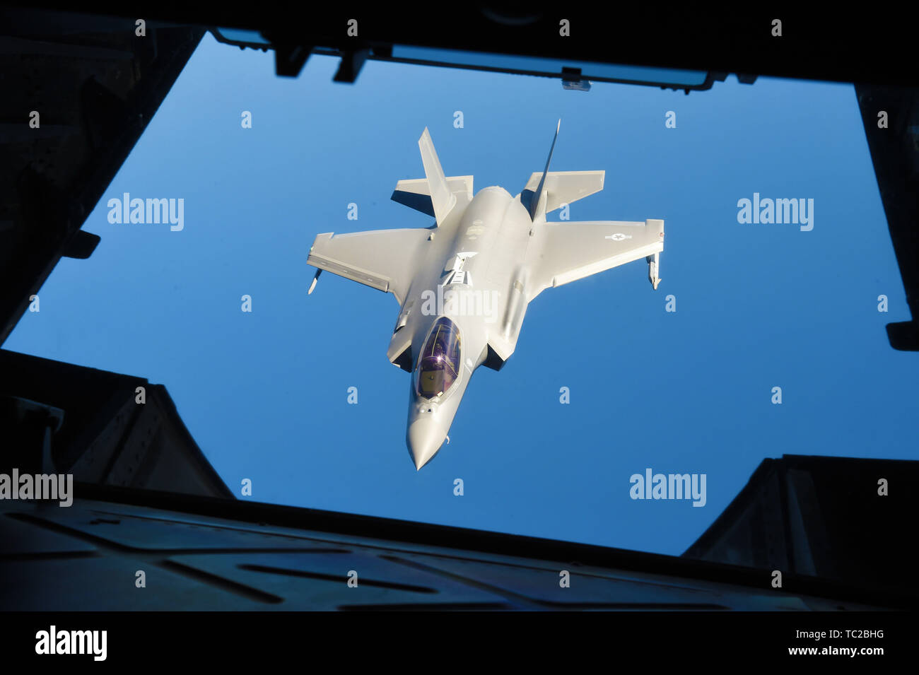 Ein US Air Force F-35 Lightning II Stealth Fighter Positionen für eine Luftbetankung von einer KC-135 Stratotanker während der NATO-Übung Astral Ritter 19. Juni 3, 2019 über der Adria. Stockfoto