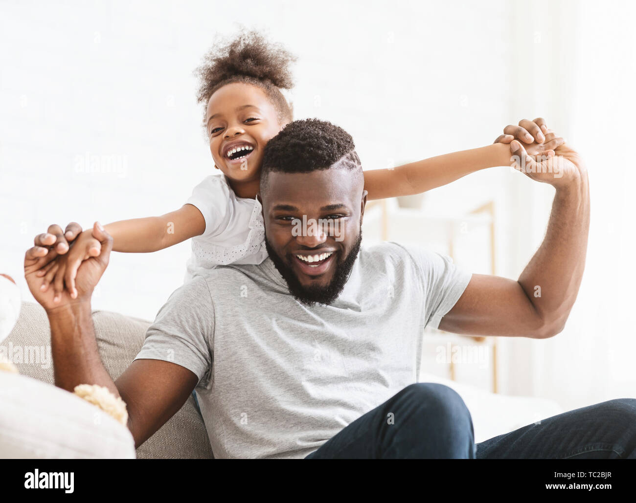 Afrikanische amerikanische Mann spielt mit seiner kleinen Tochter Stockfoto