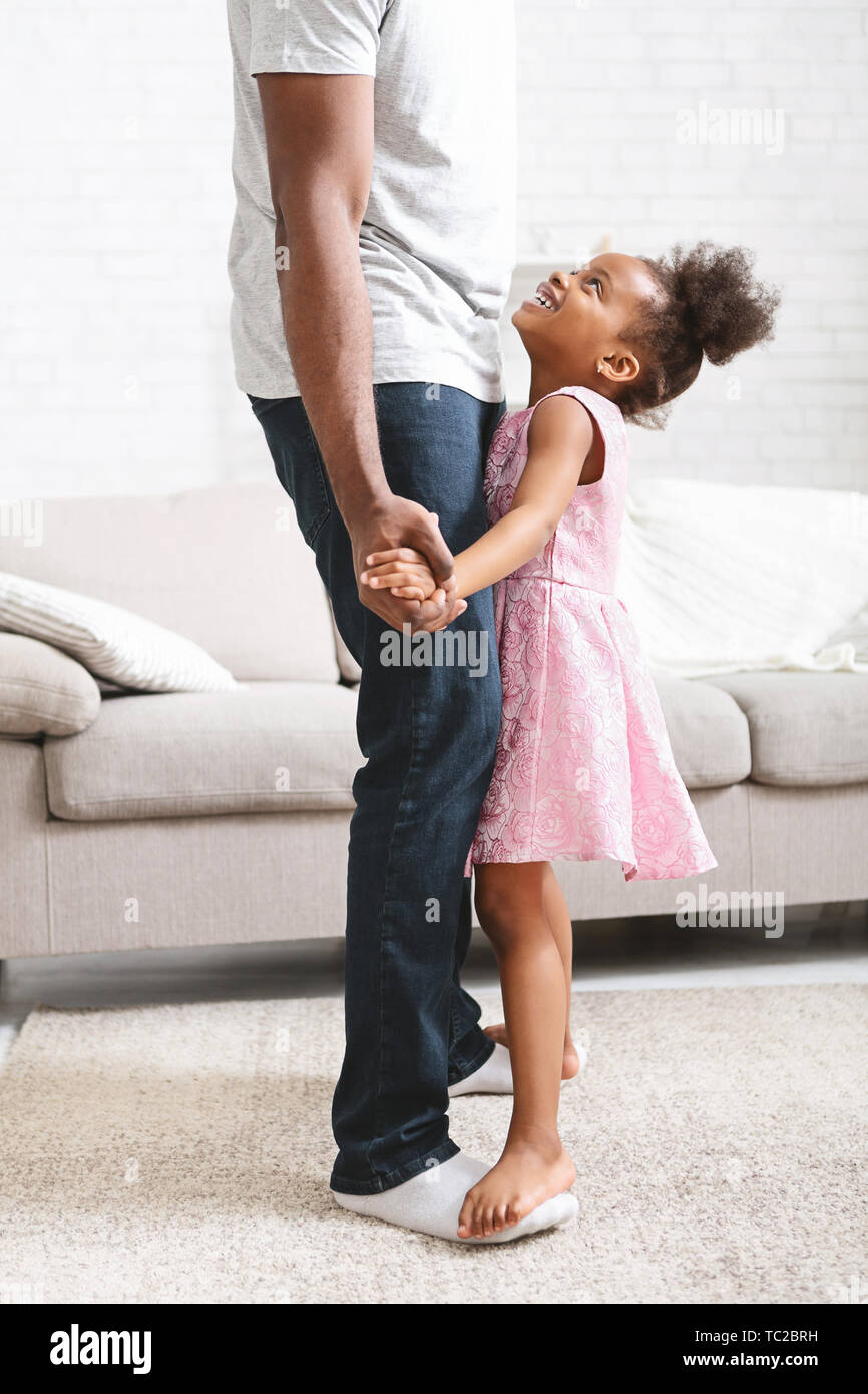 Kleine afrikanische amerikanische Mädchen tanzen mit Vater Stockfoto