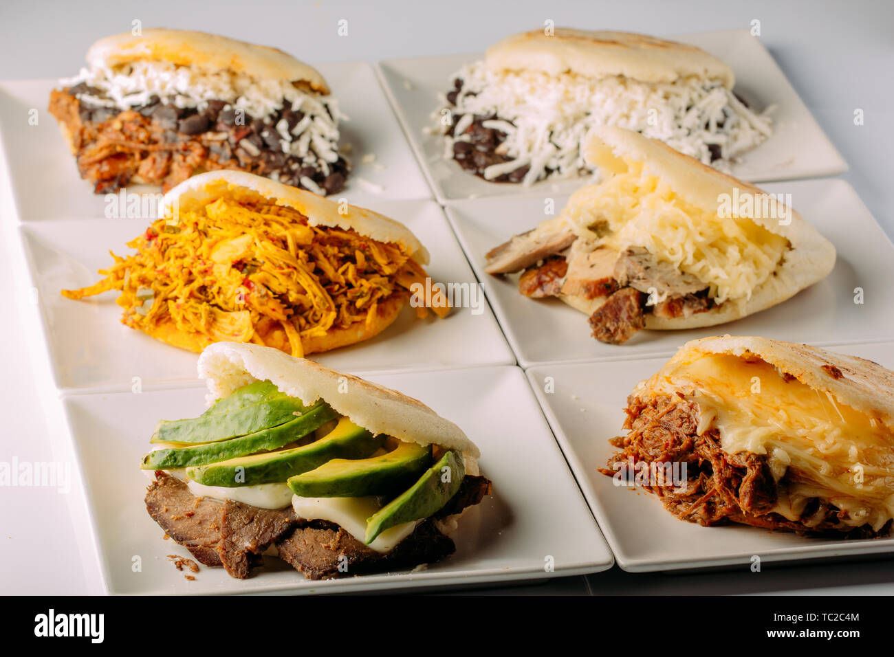 Gruppe von arepas gefüllt mit verschiedenen Zutaten, Latin American Food Stockfoto