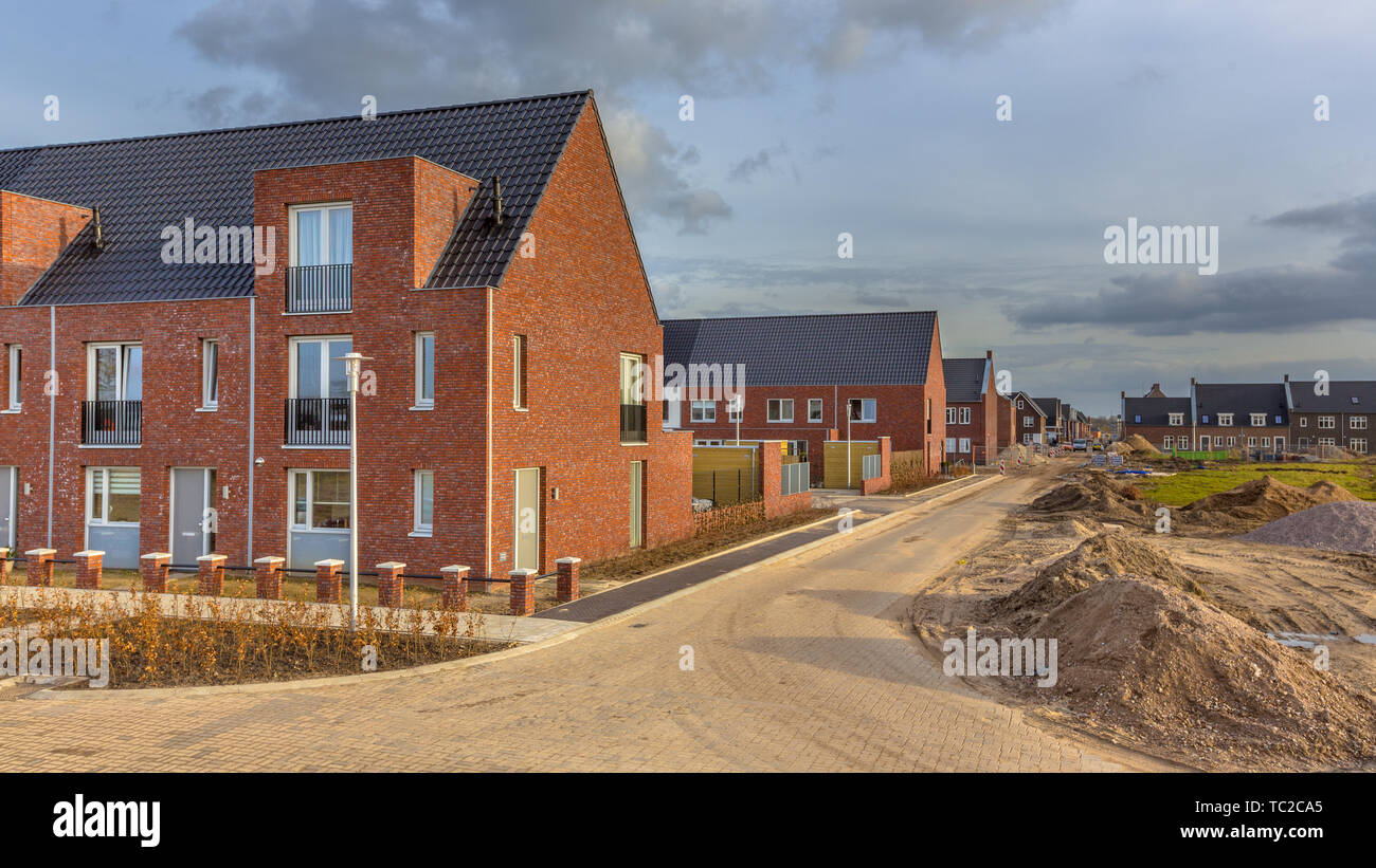 Neu gebaute Häuser in der modernen Straße Baustelle in einem Vorort der Stadt in den Niederlanden Stockfoto