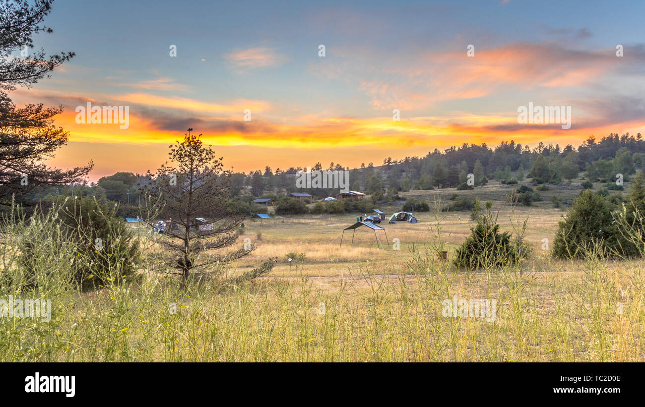 Sonnenuntergang über Campingplatz auf Plateau von Causse Noir in den Cevennen, Royal, Frankreich Stockfoto