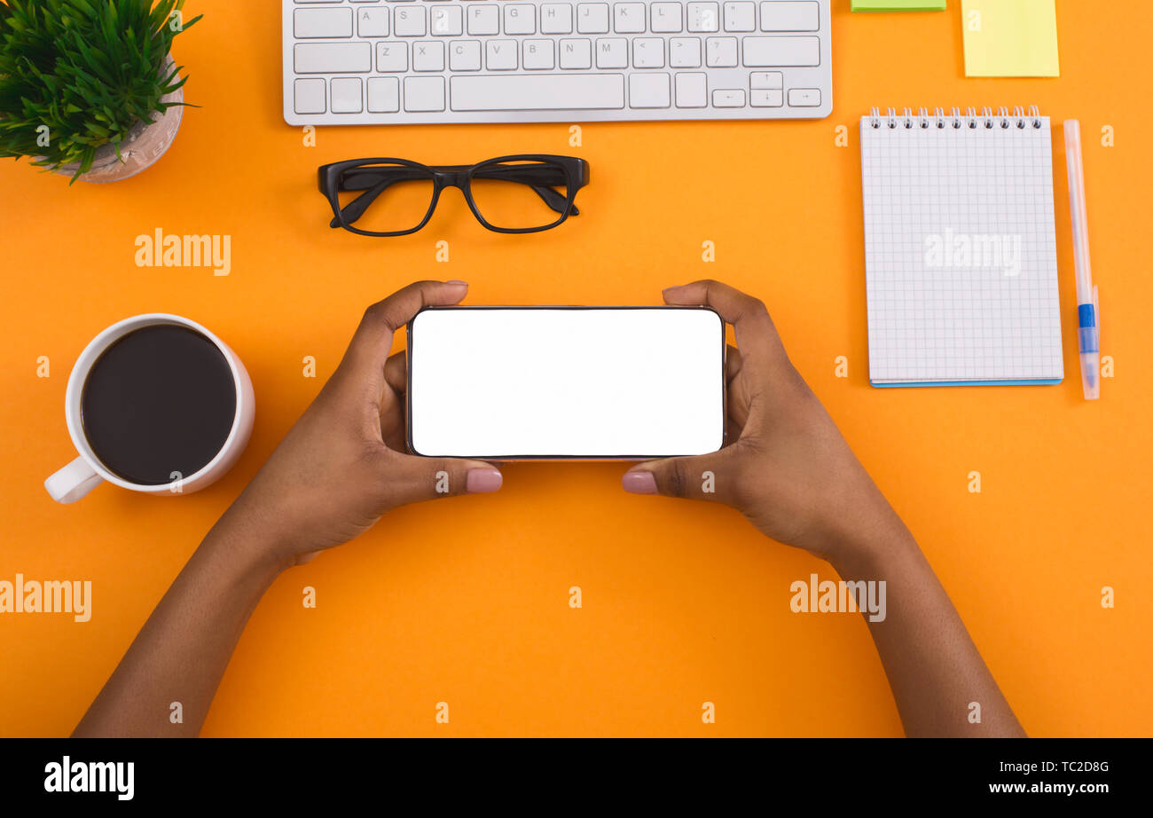 Frau mit smart phone in horizontaler Ausrichtung Stockfoto