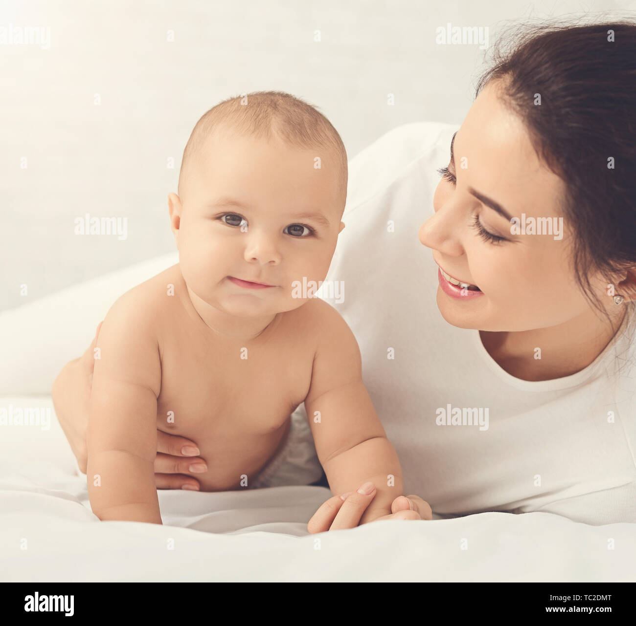Adorable Baby Versuchen Weiss Bett Zu Kriechen Stockfoto Bild