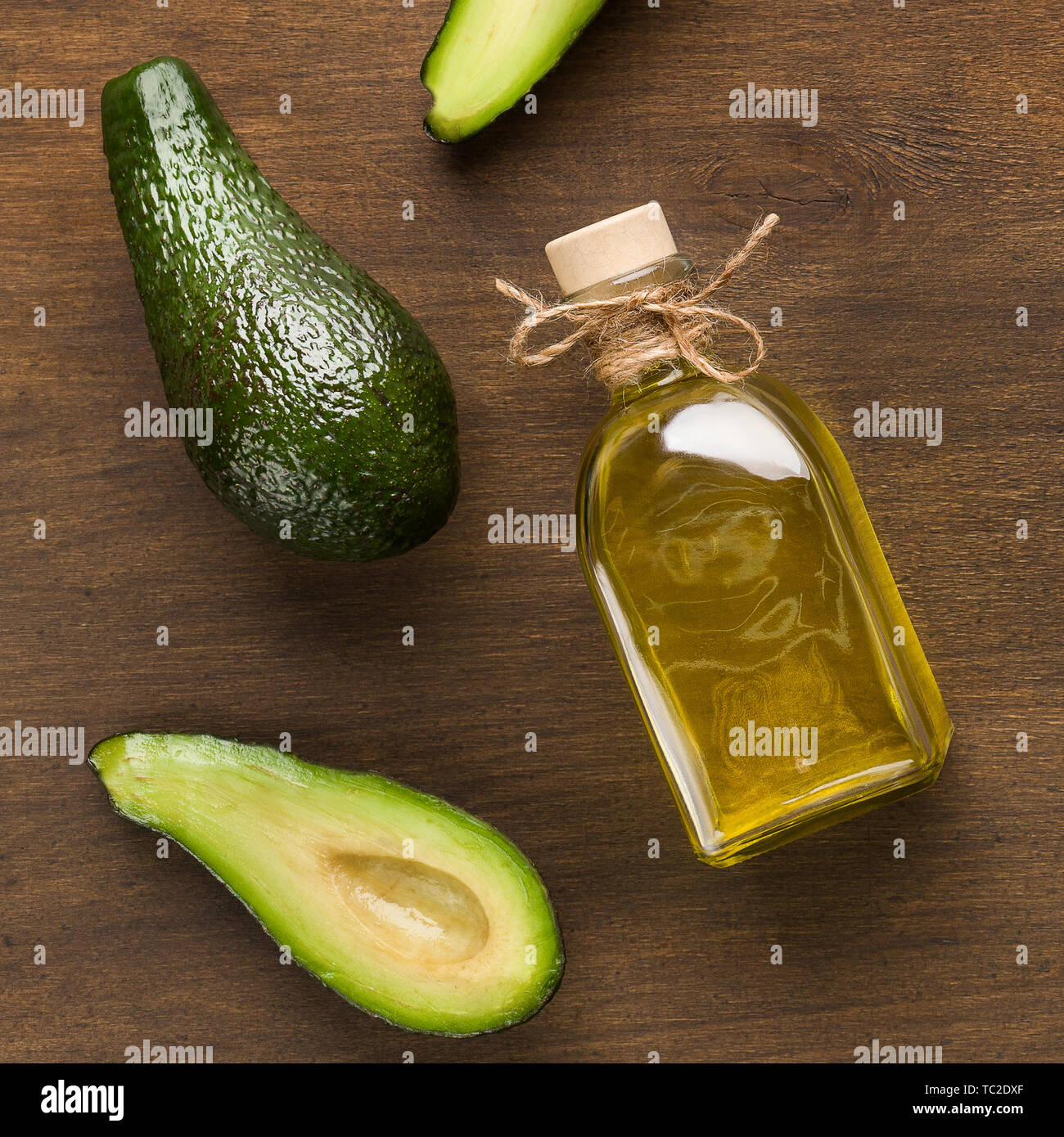 Frische Avocados und Öl in der Flasche Stockfoto