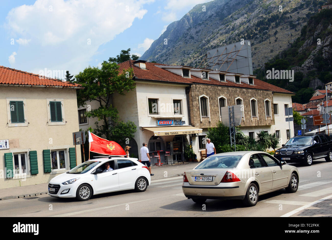 Der Verkehr auf der Hauptstraße von Kotor Straße. Stockfoto