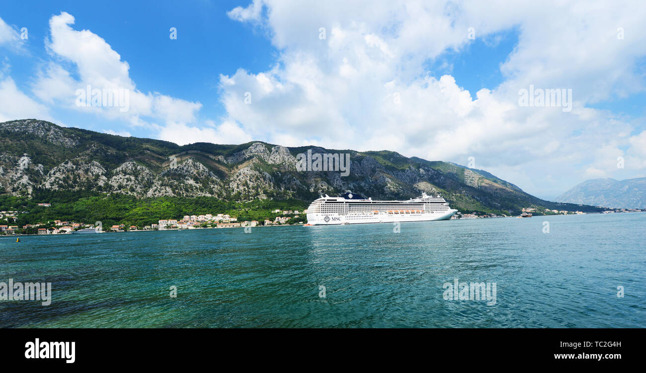 Ein großes Schiff in die Bucht von Kotor, Montenegro. Stockfoto