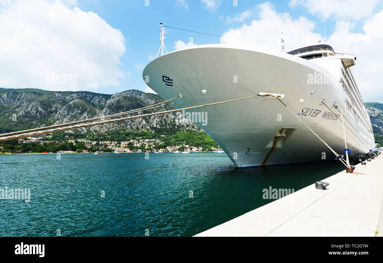 Der Silver Whisper Kreuzfahrtschiff Andocken in Kotor, Montenegro. Stockfoto