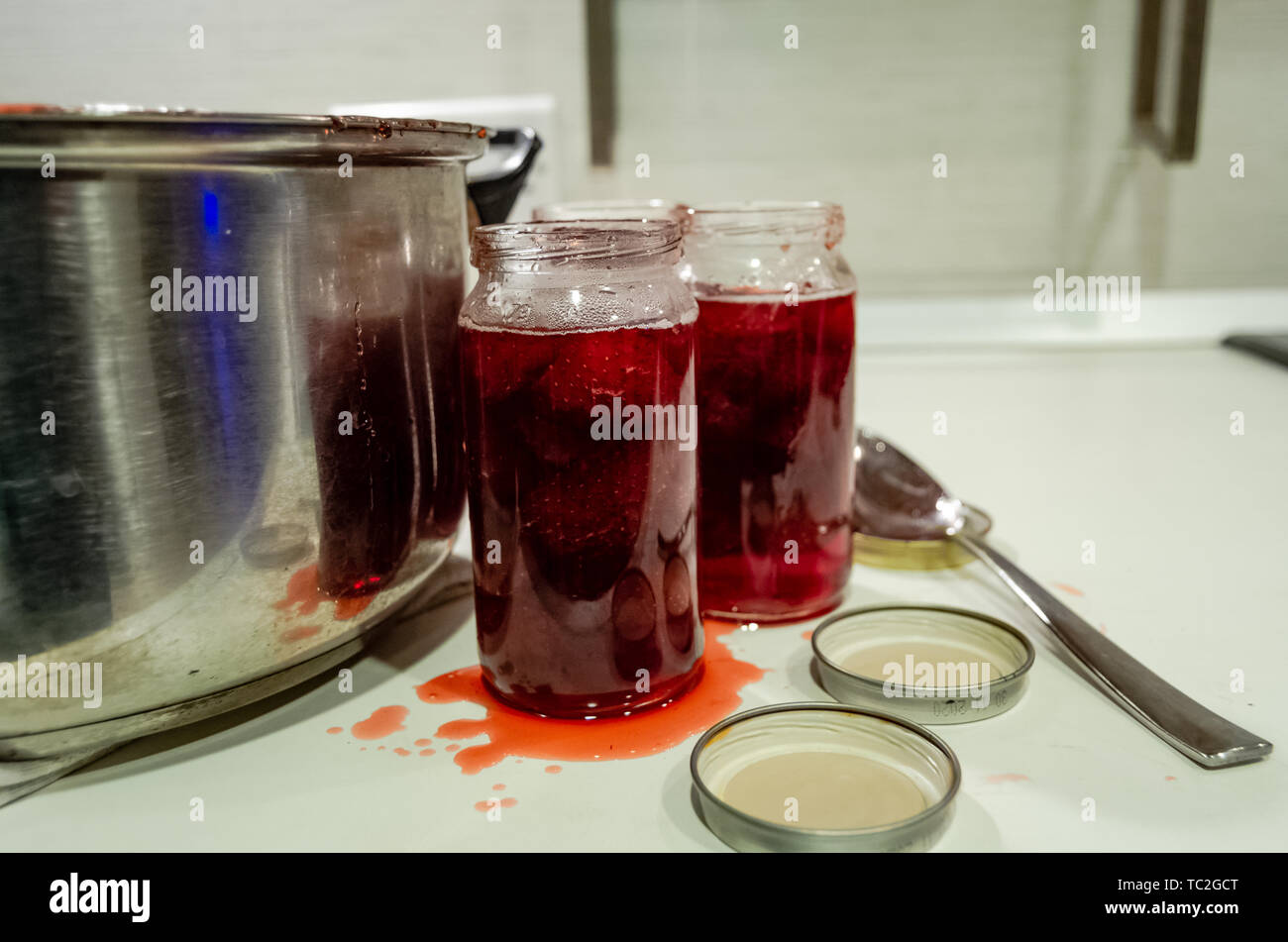 Putting gekocht strawberyes in die Gläser - Zucker adiction Stockfoto