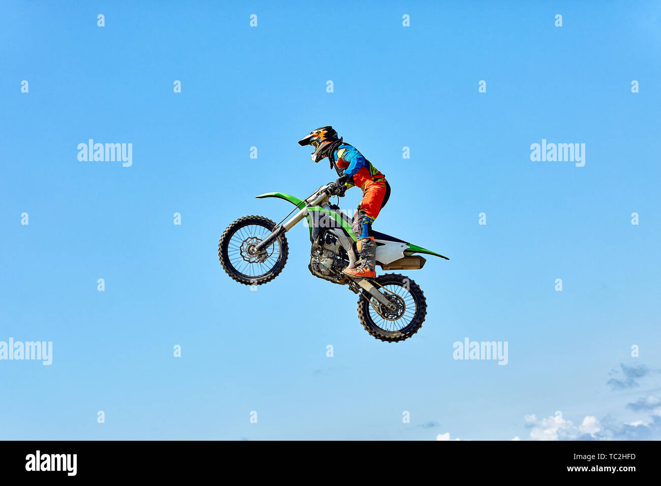 Extreme Sport, Motorrad springen. Motorradfahrer macht eine extreme Sprung gegen den Himmel. Stockfoto
