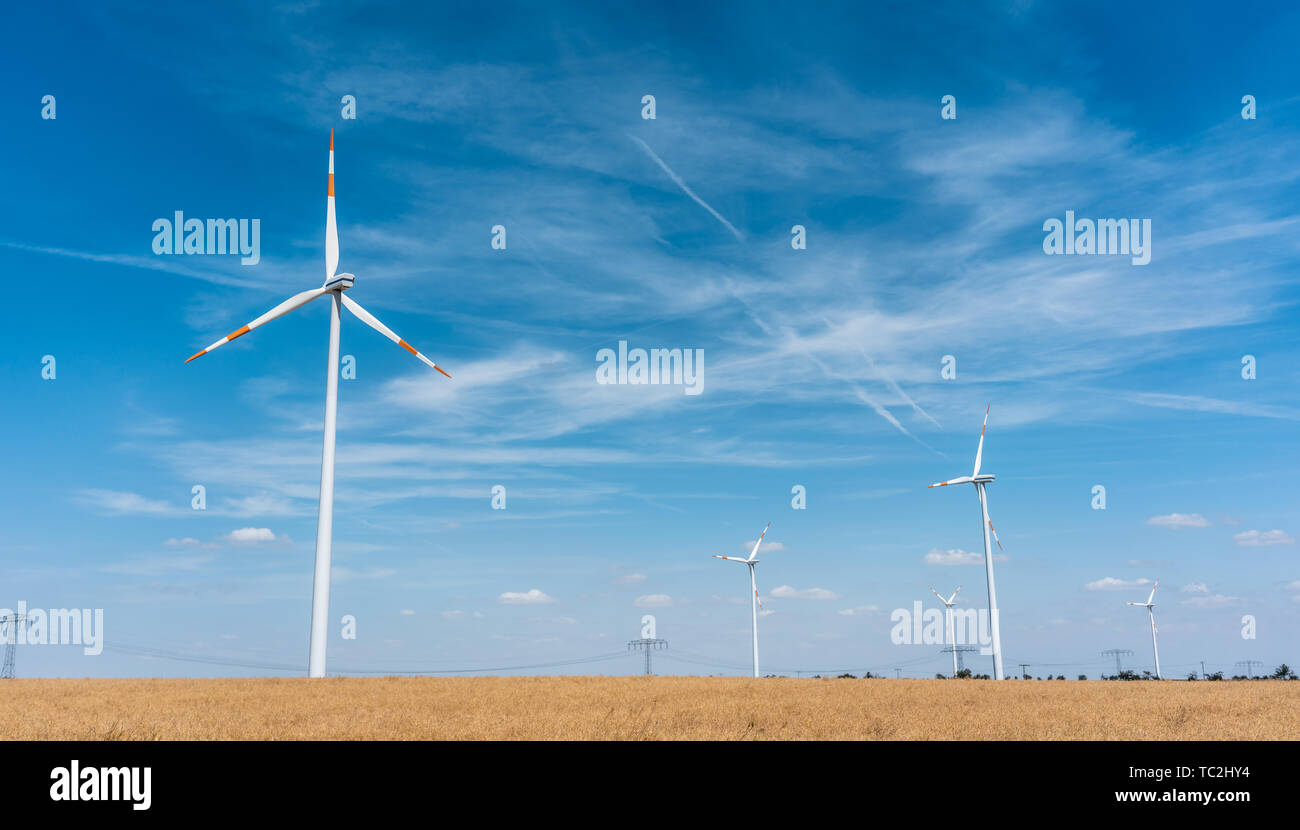 Windkraftanlagen Stromerzeugung auf einem Feld in ländlicher Umgebung Stockfoto