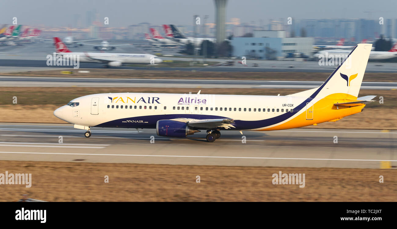 ISTANBUL, Türkei - Januar 19, 2019: YanAir Boeing 737-4 B7 (CN 24558) zieht aus Istanbul Ataturk Flughafen. YanAir hat 9 Flottengröße und 12 destinat Stockfoto