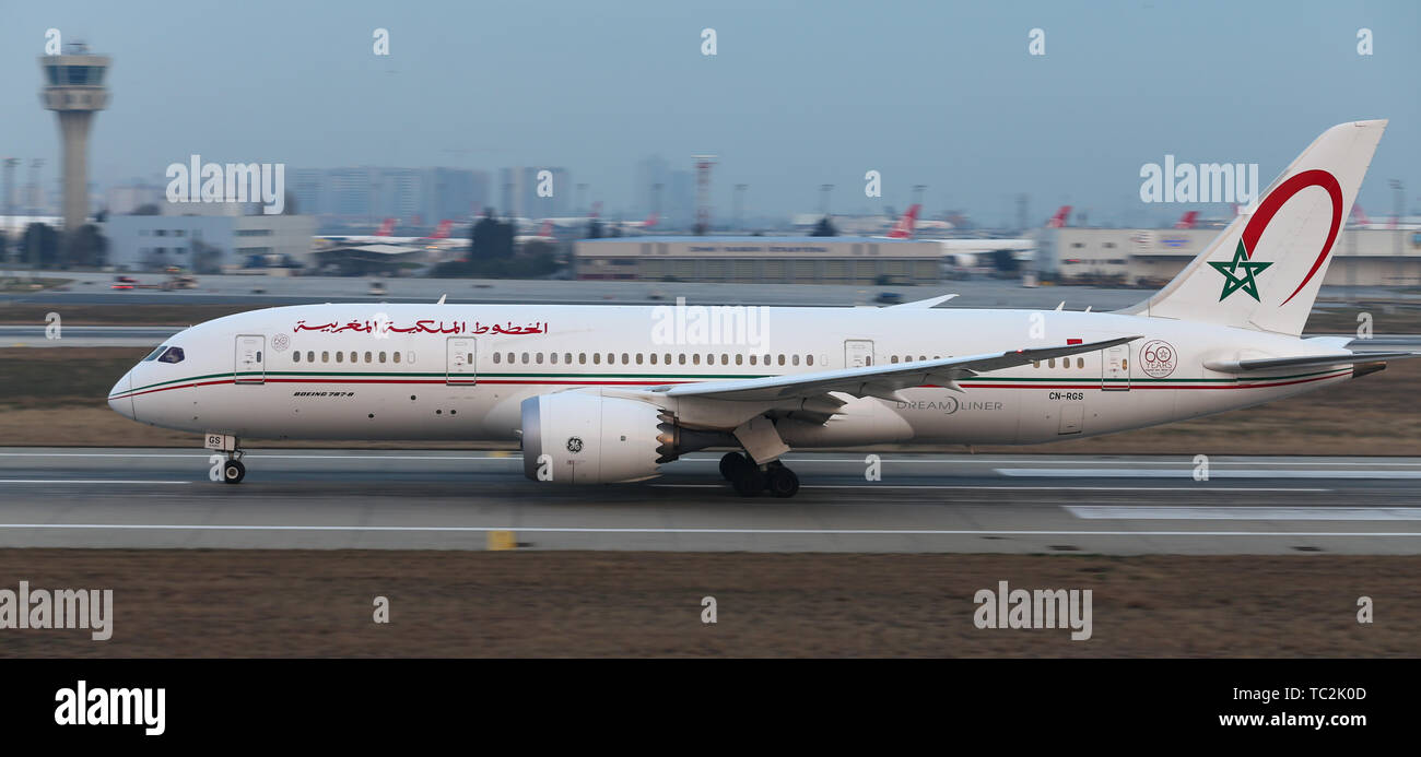 ISTANBUL, Türkei - Januar 19, 2019: Royal Air Maroc Boeing 787-8 (CN 35506) zieht aus Istanbul Ataturk Flughafen. Royal Air Maroc hat 57 Flotte siz Stockfoto