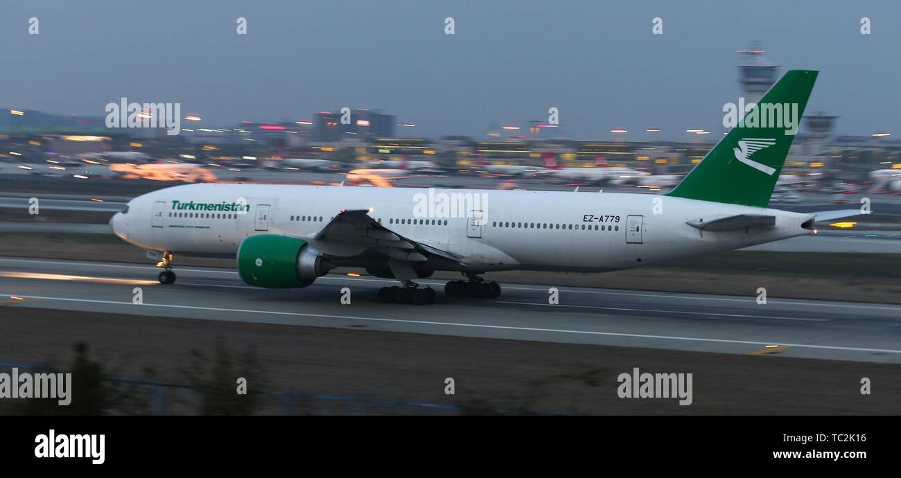 ISTANBUL, Türkei - Januar 19, 2019: Turkmenistan Airlines Boeing 777-22 KLR (CN 42297) zieht aus Istanbul Ataturk Flughafen. TUA mit 29 Flotte Stockfoto