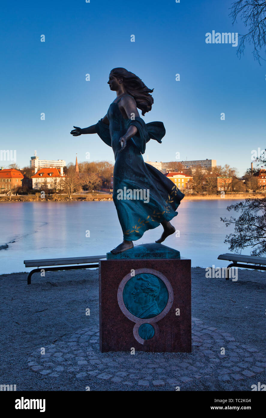 Statue von der Dame, die sich für den Frieden in der Welt von Peter Linde (2016), Djurgarden Stockholm Schweden Stockfoto