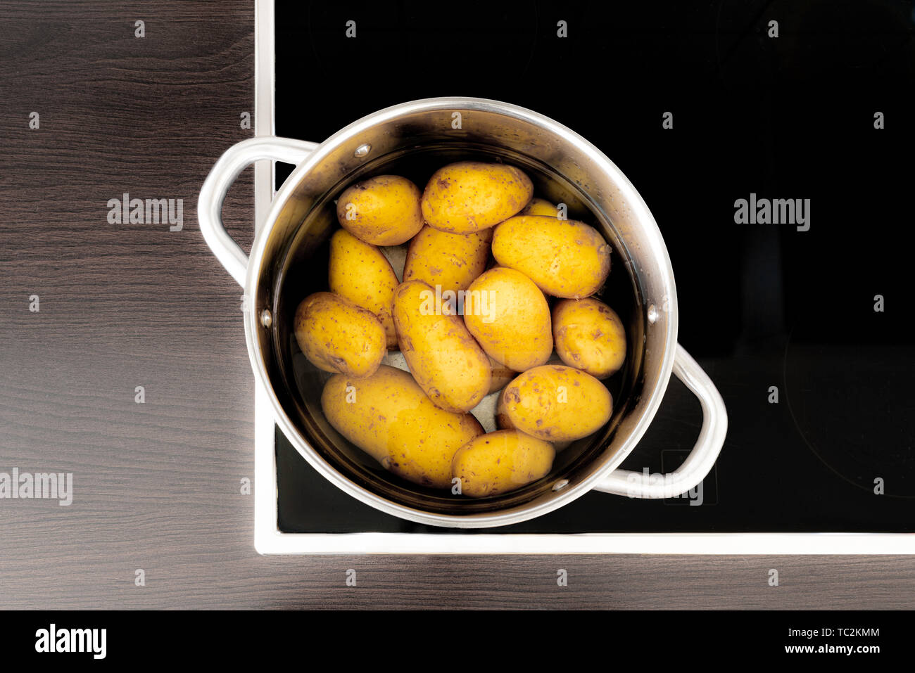 Direkt über der Kochtopf mit Kartoffeln und Wasser auf Herd Stockfoto