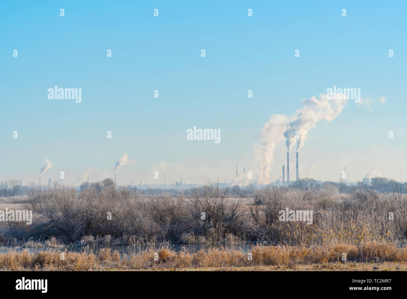 Moderne Landschaft mit werkseitig Rohre in einem Abstand von dem Rauch verschmutzen die Luft Stockfoto