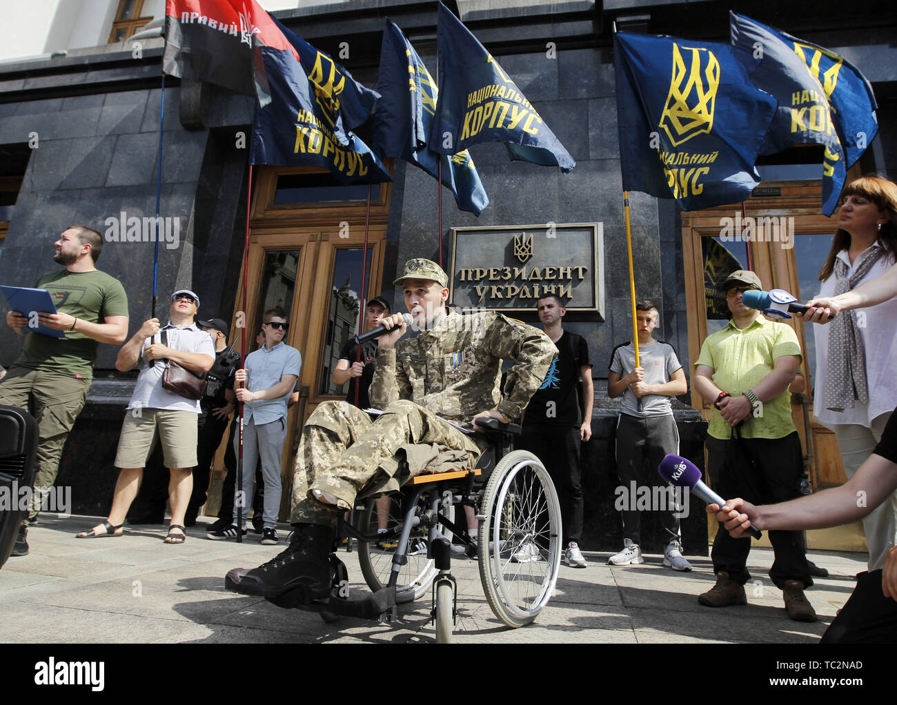 Kiew, Ukraine. 4. Juni, 2019. STANISLAV, drei Mal verletzt Freiwillige aus der Republik Moldau, in einem Rollstuhl (Ð¡) nimmt einen Teil bei einem Protest vor den Präsidentschaftswahlen Büro in Kiew, Ukraine, am 04. Juni 2019. Die Aktivisten und Freiwillige aus verschiedenen Ländern, die in den Schlachtfeldern in der Ukraine im Osten gegen Russland gekämpft hatten - unterstützte Separatisten, bat Der neue ukrainische Präsident Wladimir Zelensky sie ukrainischen Staatsbürgerschaft zu geben. Credit: Serg Glovny/ZUMA Draht/Alamy leben Nachrichten Stockfoto