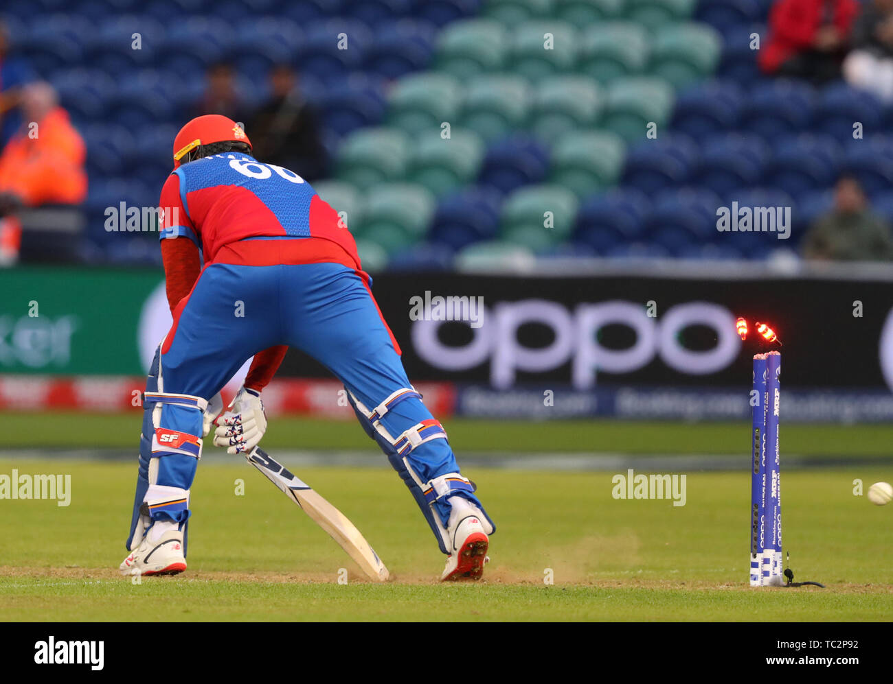 CARDIFF, Wales. 04. JUNI 2019: Hamid Hasan in Afghanistan wird von Lasith Malinga von Sri Lanka während der Afghanistan v Sri Lanka, ICC Cricket World Cup match rollte, in Cardiff Wales Stadium, Cardiff, Wales. Quelle: European Sports Fotografische Agentur/Alamy leben Nachrichten Stockfoto