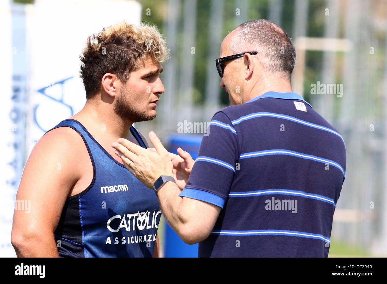 4. Juni 2019, Pergine Valsugana, Costa di Vigalzano, 2019 Rugby World Cup italienisches Team Vorbereitung und Schulung 4. Juni; Italienisch rugby union Trainer und ehemaligen Spieler Conor O'Shea spricht mit Tiziano Pasquali (Benetton Rugby, 18 Caps) Stockfoto