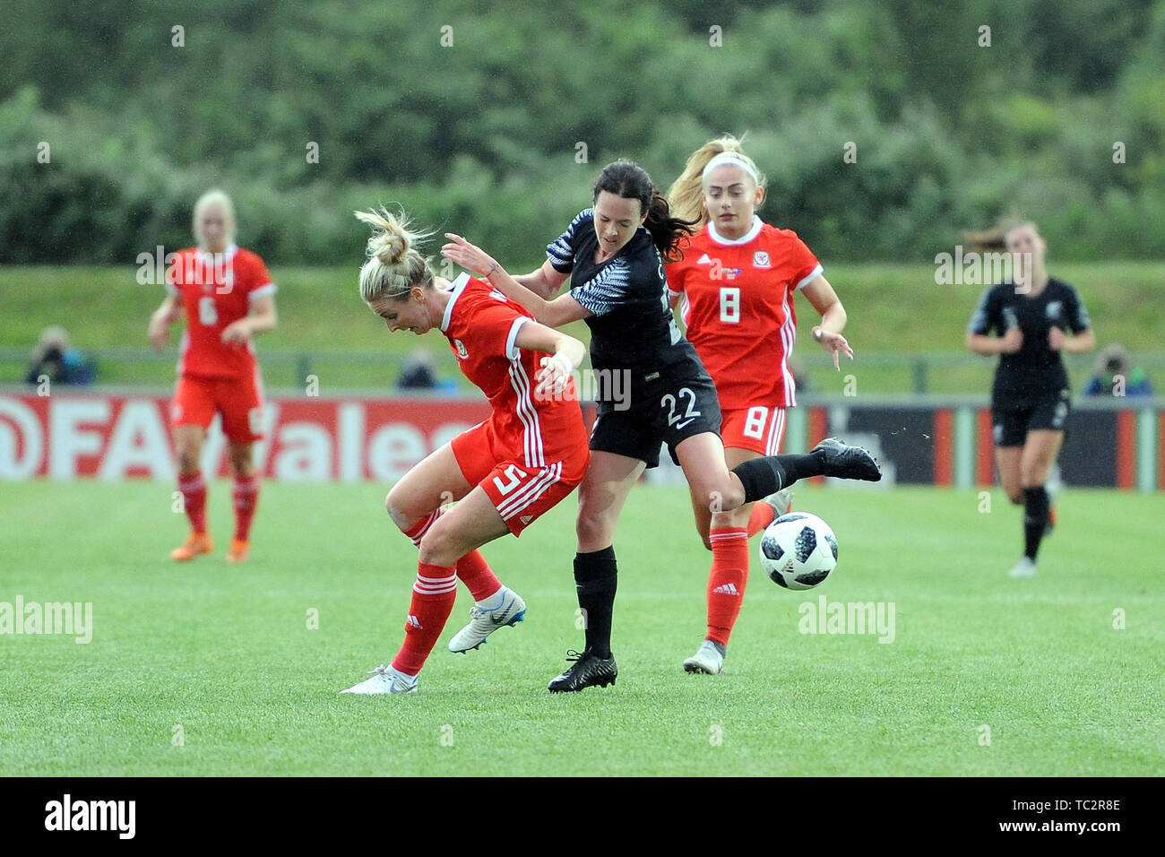 Cardiff, Wales 4. Juni Olivia Chance von Neuseeland übernimmt die Wales Verteidiger während der internationalen Freundschaftsspiel zwischen Wales und Neuseeland Frauen an der Cardiff City Stadium, Cardiff am Dienstag, den 4. Juni 2019. (Credit: Jeff Thomas | MI Nachrichten) Credit: MI Nachrichten & Sport/Alamy leben Nachrichten Stockfoto