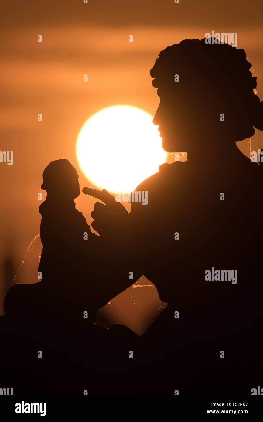 Dresden, Deutschland. 04 Juni, 2019. Die Sonne hinter ein Denkmal auf der Brühlschen Terrasse. Das Denkmal wurde von Johannes Schilling geschaffen und der Bildhauer Ernst Rietschel gewidmet. Credit: Sebastian Kahnert/dpa-Zentralbild/dpa/Alamy leben Nachrichten Stockfoto