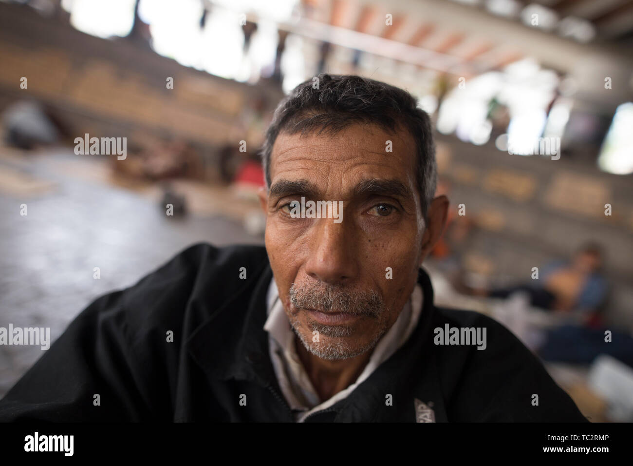 04. Juni 2019, Venezuela, Caracas: Humberto Cifontes sieht einen Hungerstreik, mit dem er und die ehemaligen Arbeiter wollen die Aufmerksamkeit auf sich zu ziehen enttäuscht. Einige in der Gruppe bereits im Hungerstreik für sechs Tage. Ehemalige Exxon Mobil Oil Company Arbeiter fordern Zahlung von Vereinbarungen und Sozialversicherungsbeiträge hervorragende Nach der Verstaatlichung von US Oil Company Projekt in Venezuela. "Präsident Maduro und seine Minister wird sicherlich drei Mahlzeiten am Tag in Ruhe essen. Er auch an uns denken [.], unserer legitimen Forderung sollte", sagt der 60-Jährige. Foto: Stockfoto