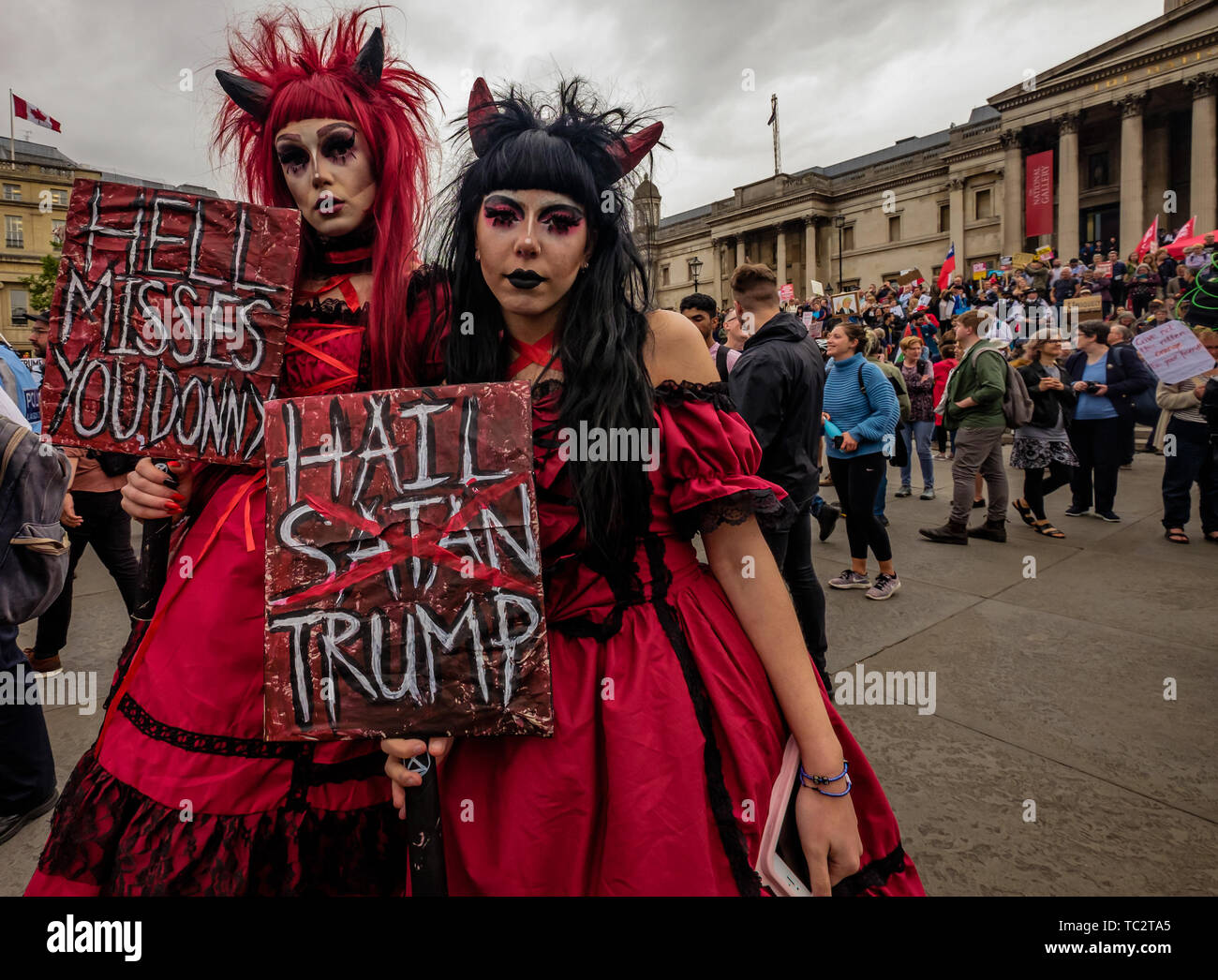 Juni 4, 2019, London, UK. Zwei Teufel unter den tausenden Treffen in Trafalgar Square eine klare Botschaft, dass Präsident Trump hier nicht willkommen ist, weil er Klima denial, Rassismus, Islamophobie, Frauenfeindlichkeit und Bigotterie zu senden. Seine Politik des Hasses und der Abteilung haben erregt ganz rechts auf der ganzen Welt. Sie marschierten zu einer Kundgebung in Whitehall, in der Nähe wo er war Sitzung Theresa May mit Reden von Jeremy Corbyn, Caroline Lucas und andere führende Politiker und Aktivisten, dann auf zu einer weiteren Kundgebung in Parliament Square. Peter Marshall IMAGESLIVE (Credit Bild: © Peter Marschall/IMAGESLIVE v Stockfoto