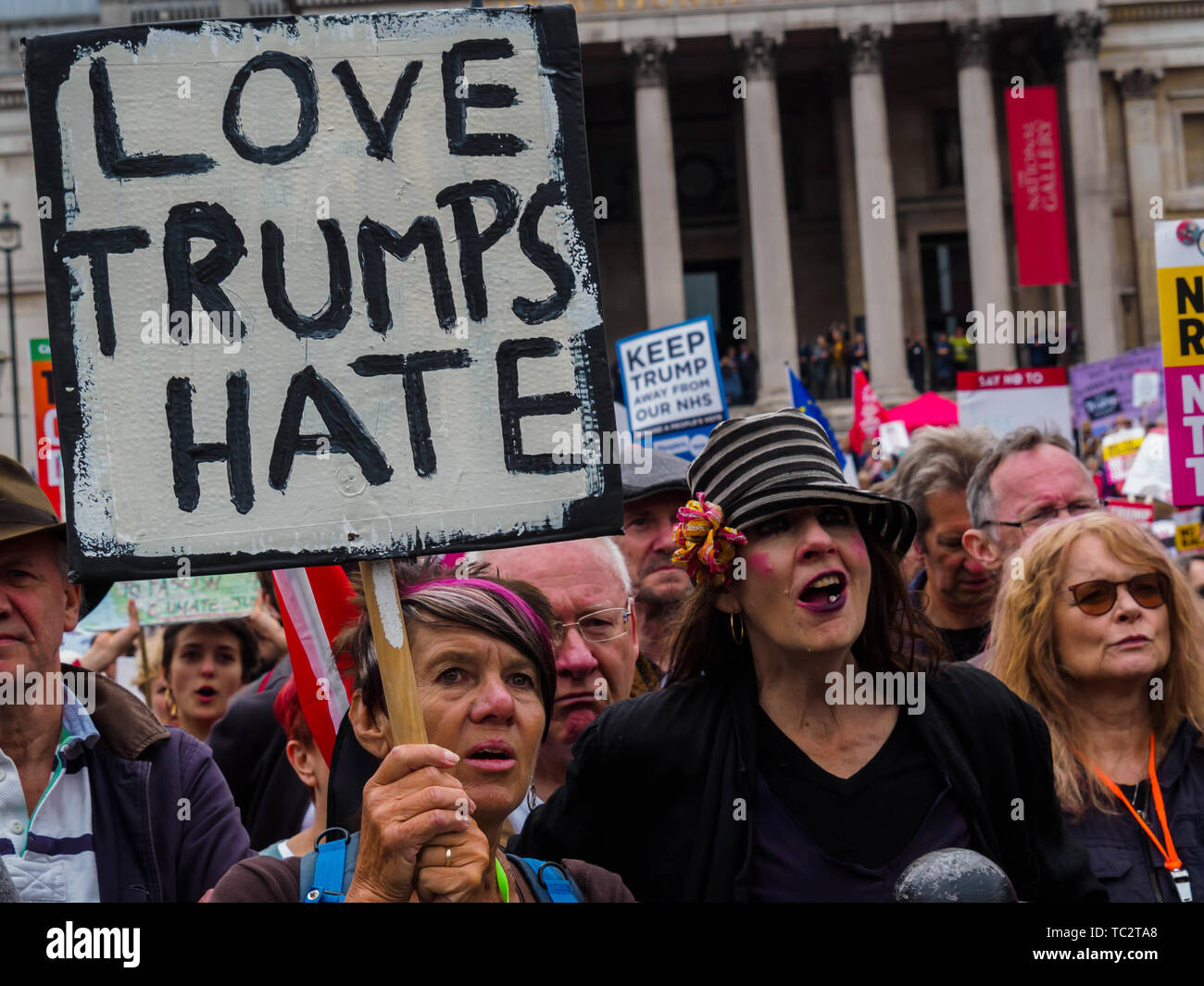 London, Großbritannien. Tausende treffen auf dem Trafalgar Square eine klare Botschaft, dass Präsident Trump hier nicht willkommen ist, weil er Klima denial, Rassismus, Islamophobie, Frauenfeindlichkeit und Bigotterie zu senden. Seine Politik des Hasses und der Abteilung haben erregt ganz rechts auf der ganzen Welt. Sie marschierten zu einer Kundgebung in Whitehall, in der Nähe wo er war Sitzung Theresa May mit Reden von Jeremy Corbyn, Caroline Lucas und andere führende Politiker und Aktivisten, dann auf zu einer weiteren Kundgebung in Parliament Square. 4. Juni, 2019. Peter Marshall IMAGESLIVE Credit: Peter Marschall/IMAGESLIVE/ZUMA Draht/Alamy leben Nachrichten Stockfoto