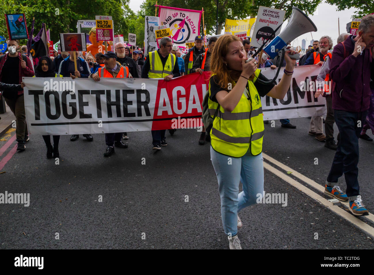 London, Großbritannien. Die Leute von der Rallye in Whitehall, Parliament Square für eine weitere Rallye eine klare Botschaft, dass Präsident Trump hier nicht willkommen ist, weil er Klima denial, Rassismus, Islamophobie, Frauenfeindlichkeit und Bigotterie zu senden. Seine Politik des Hasses und der Abteilung haben erregt ganz rechts auf der ganzen Welt. 4. Juni, 2019. Peter Marshall IMAGESLIVE Credit: Peter Marschall/IMAGESLIVE/ZUMA Draht/Alamy leben Nachrichten Stockfoto