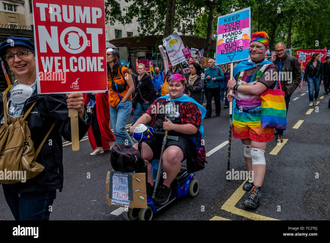 London, Großbritannien. Die Leute von der Rallye in Whitehall, Parliament Square für eine weitere Rallye eine klare Botschaft, dass Präsident Trump hier nicht willkommen ist, weil er Klima denial, Rassismus, Islamophobie, Frauenfeindlichkeit und Bigotterie zu senden. Seine Politik des Hasses und der Abteilung haben erregt ganz rechts auf der ganzen Welt. 4. Juni, 2019. Peter Marshall IMAGESLIVE Credit: Peter Marschall/IMAGESLIVE/ZUMA Draht/Alamy leben Nachrichten Stockfoto