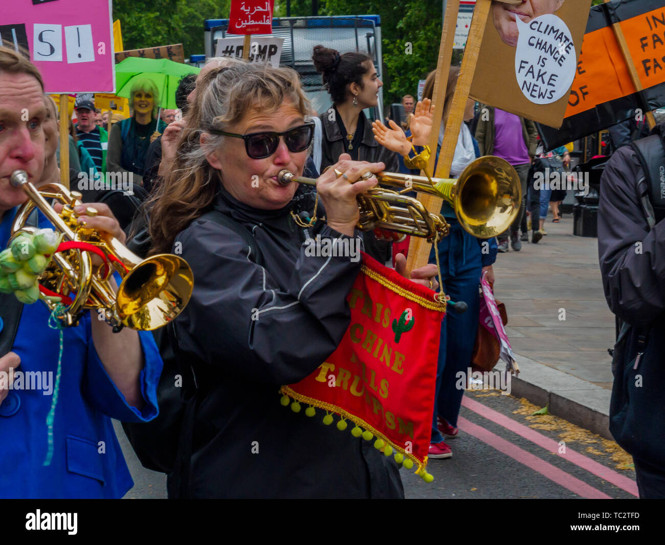 London, Großbritannien. Trompeter auf dem Marsch von der Rallye in Whitehall, Parliament Square für eine weitere Rallye eine klare Botschaft, dass Präsident Trump hier nicht willkommen ist, weil er Klima denial, Rassismus, Islamophobie, Frauenfeindlichkeit und Bigotterie zu senden. Seine Politik des Hasses und der Abteilung haben erregt ganz rechts auf der ganzen Welt. 4. Juni, 2019. Peter Marshall IMAGESLIVE Credit: Peter Marschall/IMAGESLIVE/ZUMA Draht/Alamy leben Nachrichten Stockfoto