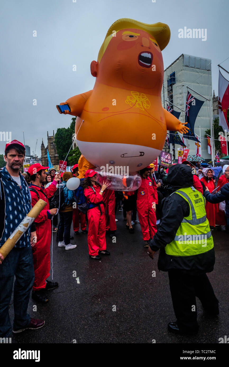 London, Großbritannien. 4. Juni, 2019. Die "Baby Trumpf "Blimp in Parliament Square im weiteren Verlauf der Rallye eine klare Botschaft, dass Präsident Trump hier nicht willkommen ist, weil er Klima denial, Rassismus, Islamophobie, Frauenfeindlichkeit und Bigotterie zu senden. Seine Politik des Hasses und der Abteilung haben erregt ganz rechts auf der ganzen Welt. Peter Marshall IMAGESLIVE Credit: Peter Marschall/IMAGESLIVE/ZUMA Draht/Alamy leben Nachrichten Stockfoto