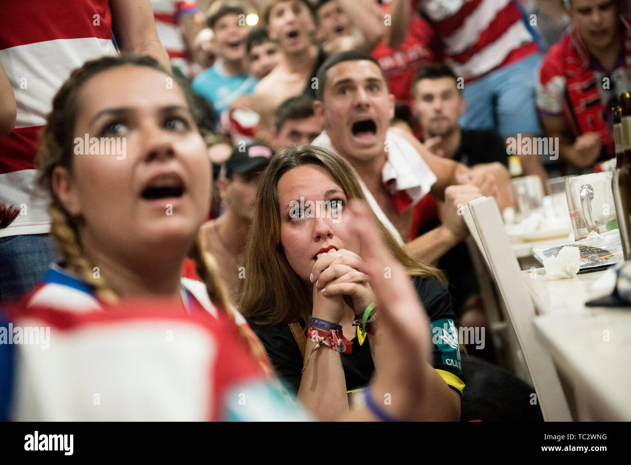 Granada, Spanien. 04 Juni, 2019. Granada CF fans Uhren am Ende der Partie zwischen Granada CF und Mallorca. Anhänger der Granada Fußball Team feiern den Aufstieg in die erste Liga Santander (Spanische Fußball-Liga) ihrer Mannschaft nach dem zweiten Platz in der Spanischen Zweiten Liga Gutschrift erhalten: SOPA Images Limited/Alamy leben Nachrichten Stockfoto