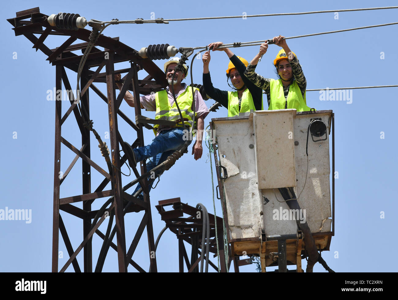 (190605) - homs, Juni 5, 2019 (Xinhua) - Weibliche elektrische Arbeiter der Fix eine hohe Spannung Strom Linie in Homs Provinz Syrien am 30. Mai 2019. Als der Krieg in Syrien polterte, syrische Frauen begannen in mehr Arbeitsplätze als reguläre Arbeit und Kindererziehung, als viele Männer hatte die Armee oder das Land Zuflucht zu suchen. Die Jobs, die Frauen im Land zunehmend Tun gehören die Reparatur von Autos, fahren Busse oder Taxis, und interessanterweise mit einem Kran die Hochspannungsleitungen zu erreichen und sie zu beheben, trotz aller Herausforderungen wie der Familie opp Stockfoto