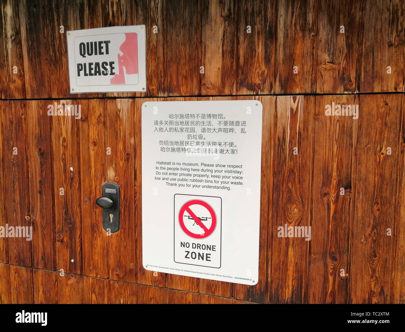 Hallstatt, Österreich. 16. Mai, 2019. Schilder entlang der Seepromenade, für Ruhe und Frieden und für die Bewohner bitten. Der Einsatz von Drohnen ist ebenfalls untersagt. Das Weltkulturerbe Gemeinschaft, mit nur 780 Bürger, wird von mehr als eine Million Touristen pro Jahr besucht. Ab 2020 hat die Gemeinde will drastisch die Anzahl der Trainer durch den Verkauf von Access ermöglicht reduzieren. (Dpa-Korr "Kampf der Bus Zusammenbruch") Credit: Matthias Röder/dpa/Alamy leben Nachrichten Stockfoto