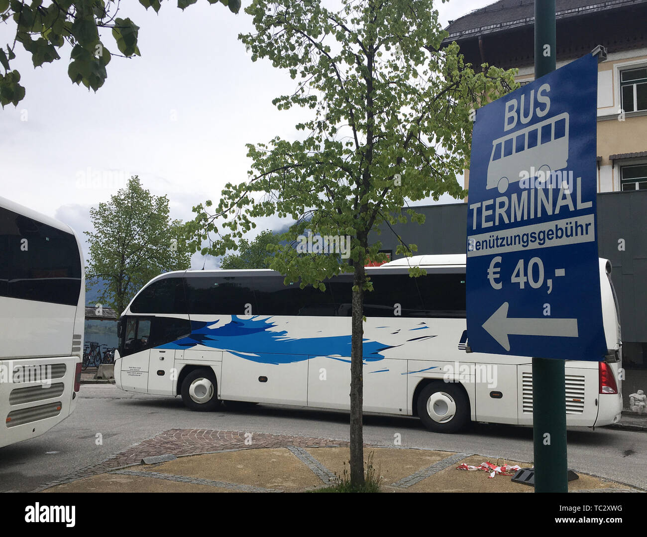 Hallstatt, Österreich. 16. Mai, 2019. Busse sind auf der Seepromenade in einen Parkplatz, auf dem die Touristen aussteigen und auf geparkt. Der bus Unternehmen haben 40 Euro pro Fahrzeug für diese zu bezahlen. Dann fahren Sie auf einem Parkplatz einige hundert Meter entfernt. Das Weltkulturerbe Gemeinschaft, mit nur 780 Bürger, wird von mehr als eine Million Touristen pro Jahr besucht. Ab 2020 hat die Gemeinde will drastisch die Anzahl der Trainer durch den Verkauf von Access ermöglicht reduzieren. (Dpa-Korr "Kampf der Bus Zusammenbruch") Credit: Matthias Röder/dpa/Alamy leben Nachrichten Stockfoto