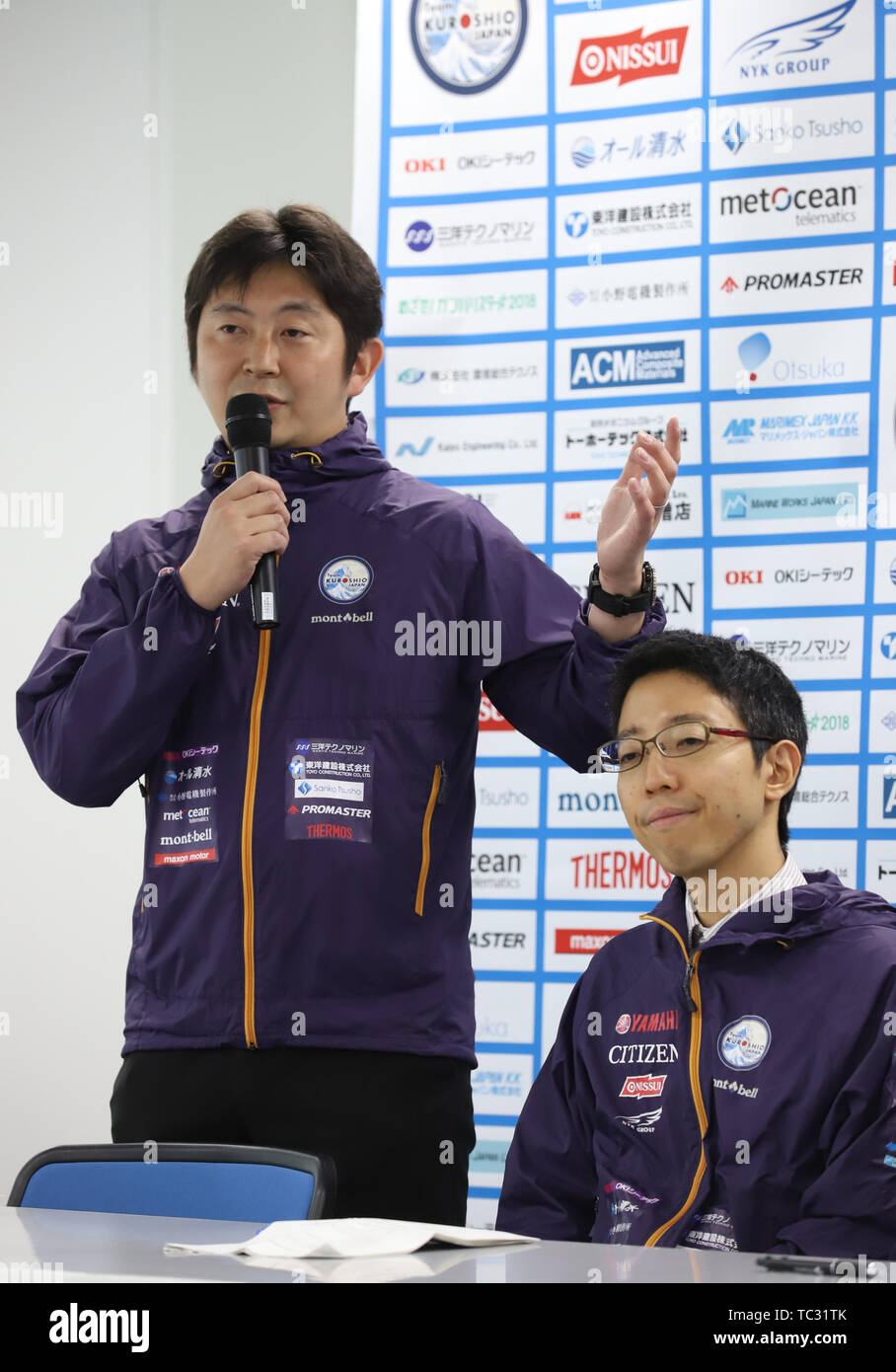Juni 5, 2019, Tokio, Japan - Japan Agentur für Marine-Earth Science and Technology (JAMSTEC) Forscher und Team KUROSHIO leader Takeshi Nakatani (L), der Co - leader Takeshi Ohki (R) verkündet seine Mannschaft den Vizemeister bei der Shell Ocean Discovery XPRIZE gewonnen und ein Preisgeld von 1 Million US-Dollar in Tokio am Mittwoch, Juni 5, 2019 begleitet. Shell Ocean Discovery XPRIZE ist ein internationaler Wettbewerb, eine Karte von Meeresboden Tiefe von 4000 Meter mit autonome Unterwasserfahrzeuge (AUV) und amerikanischen Team GEBCO-NF Alumni die Konkurrenz gewann mit einem Preisgeld von 4 Millionen US-Dollar zu machen. (Foto Stockfoto