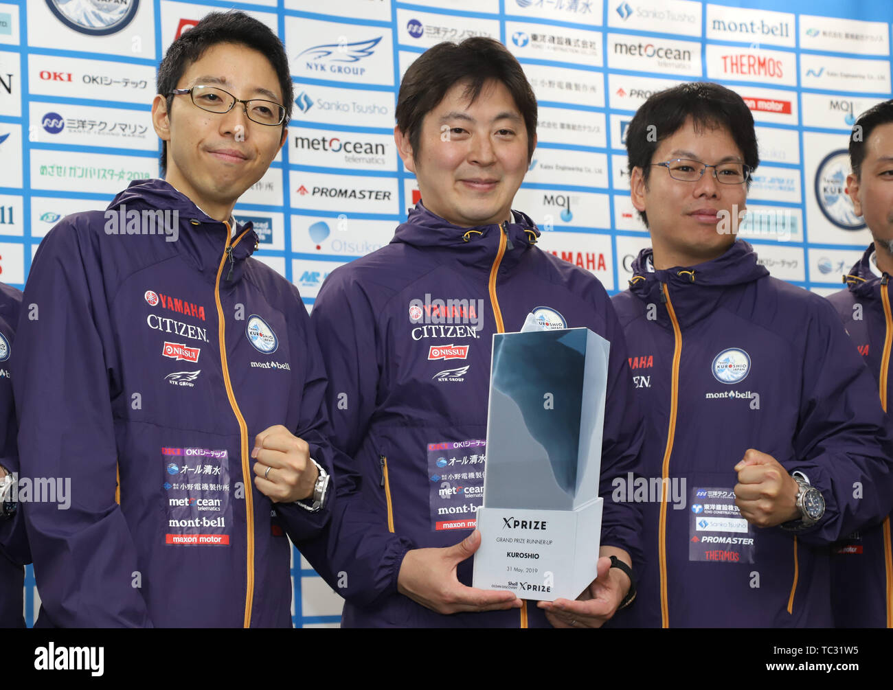 Juni 5, 2019, Tokio, Japan - Japan Agentur für Marine-Earth Science and Technology (JAMSTEC) Forscher und Team KUROSHIO leader Takeshi Nakatani (C) lächelt mit Co - Führer Takeshi Ohki (L) und Takuya Nishida (R) als er verkündet seine Mannschaft gewann der Vizemeister bei der Shell Ocean Discovery XPRIZE und einem Preisgeld von 1 Million US-Dollar in Tokio am Mittwoch, 5. Juni 2019. Shell Ocean Discovery XPRIZE ist ein internationaler Wettbewerb, eine Karte von Meeresboden Tiefe von 4000 Meter mit autonome Unterwasserfahrzeuge (AUV) und amerikanischen Team GEBCO-NF Alumni die Konkurrenz gewann mit einem Preisgeld von 4 m zu machen Stockfoto
