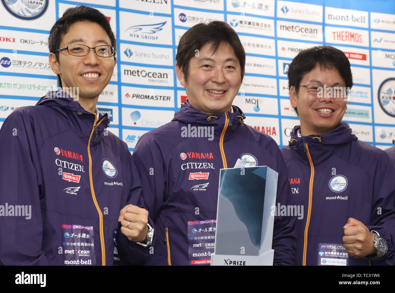 Juni 5, 2019, Tokio, Japan - Japan Agentur für Marine-Earth Science and Technology (JAMSTEC) Forscher und Team KUROSHIO leader Takeshi Nakatani (C) lächelt mit Co-leader Takeshi Ohaki (L) und Takuya Nishida (R) als er verkündet seine Mannschaft gewann der Vizemeister bei der Shell Ocean Discovery XPRIZE und einem Preisgeld von 1 Million US-Dollar in Tokio am Mittwoch, 5. Juni 2019. Shell Ocean Discovery XPRIZE ist ein internationaler Wettbewerb, eine Karte von Meeresboden Tiefe von 4000 Meter mit autonome Unterwasserfahrzeuge (AUV) und amerikanischen Team GEBCO-NF Alumni die Konkurrenz gewann mit einem Preisgeld von 4 m zu machen Stockfoto