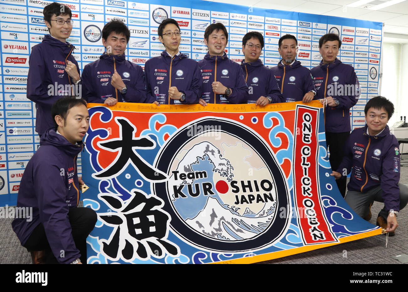 Juni 5, 2019, Tokio, Japan - Japan Agentur für Marine-Earth Science and Technology (JAMSTEC) Forscher und Team KUROSHIO leader Takeshi Nakatani (C) stellt sich mit seinem Team als Er verkündet seine Mannschaft gewann der Vizemeister bei der Shell Ocean Discovery XPRIZE und einem Preisgeld von 1 Million US-Dollar in Tokio am Mittwoch, 5. Juni 2019. Shell Ocean Discovery XPRIZE ist ein internationaler Wettbewerb, eine Karte von Meeresboden Tiefe von 4000 Meter mit autonome Unterwasserfahrzeuge (AUV) und amerikanischen Team GEBCO-NF Alumni die Konkurrenz gewann mit einem Preisgeld von 4 Millionen US-Dollar zu machen. (Foto von Yoshi Stockfoto