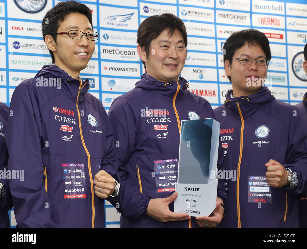 Juni 5, 2019, Tokio, Japan - Japan Agentur für Marine-Earth Science and Technology (JAMSTEC) Forscher und Team KUROSHIO leader Takeshi Nakatani (C) lächelt mit Co-leader Takeshi Ohaki (L) und Takuya Nishida (R) als er verkündet seine Mannschaft gewann der Vizemeister bei der Shell Ocean Discovery XPRIZE und einem Preisgeld von 1 Million US-Dollar in Tokio am Mittwoch, 5. Juni 2019. Shell Ocean Discovery XPRIZE ist ein internationaler Wettbewerb, eine Karte von Meeresboden Tiefe von 4000 Meter mit autonome Unterwasserfahrzeuge (AUV) und amerikanischen Team GEBCO-NF Alumni die Konkurrenz gewann mit einem Preisgeld von 4 m zu machen Stockfoto