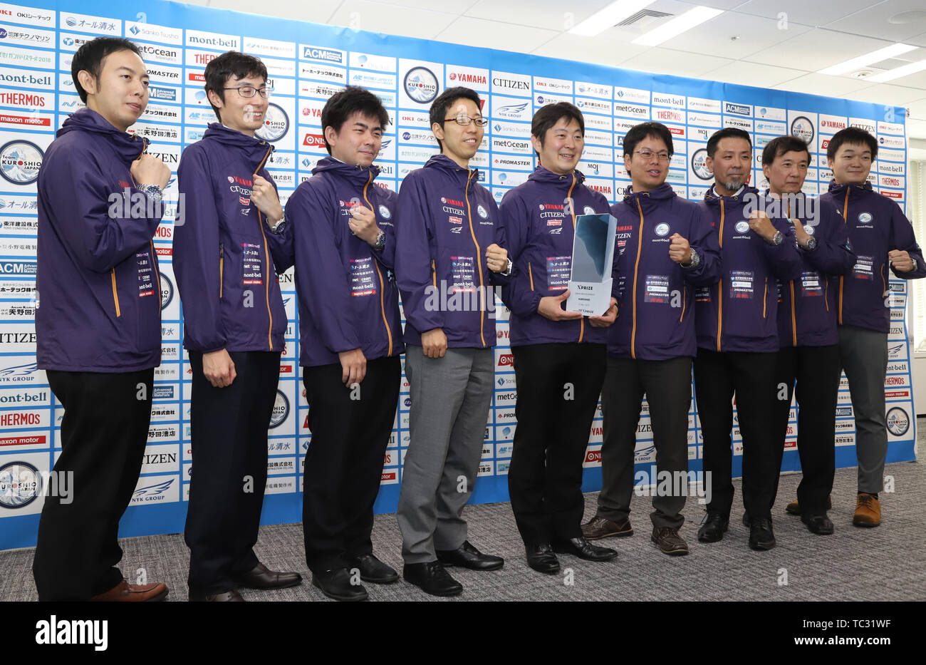 Juni 5, 2019, Tokio, Japan - Japan Agentur für Marine-Earth Science and Technology (JAMSTEC) Forscher und Team KUROSHIO leader Takeshi Nakatani (C) stellt sich mit seinem Team als Er verkündet seine Mannschaft gewann der Vizemeister bei der Shell Ocean Discovery XPRIZE und einem Preisgeld von 1 Million US-Dollar in Tokio am Mittwoch, 5. Juni 2019. Shell Ocean Discovery XPRIZE ist ein internationaler Wettbewerb, eine Karte von Meeresboden Tiefe von 4000 Meter mit autonome Unterwasserfahrzeuge (AUV) und amerikanischen Team GEBCO-NF Alumni die Konkurrenz gewann mit einem Preisgeld von 4 Millionen US-Dollar zu machen. (Foto von Yoshi Stockfoto