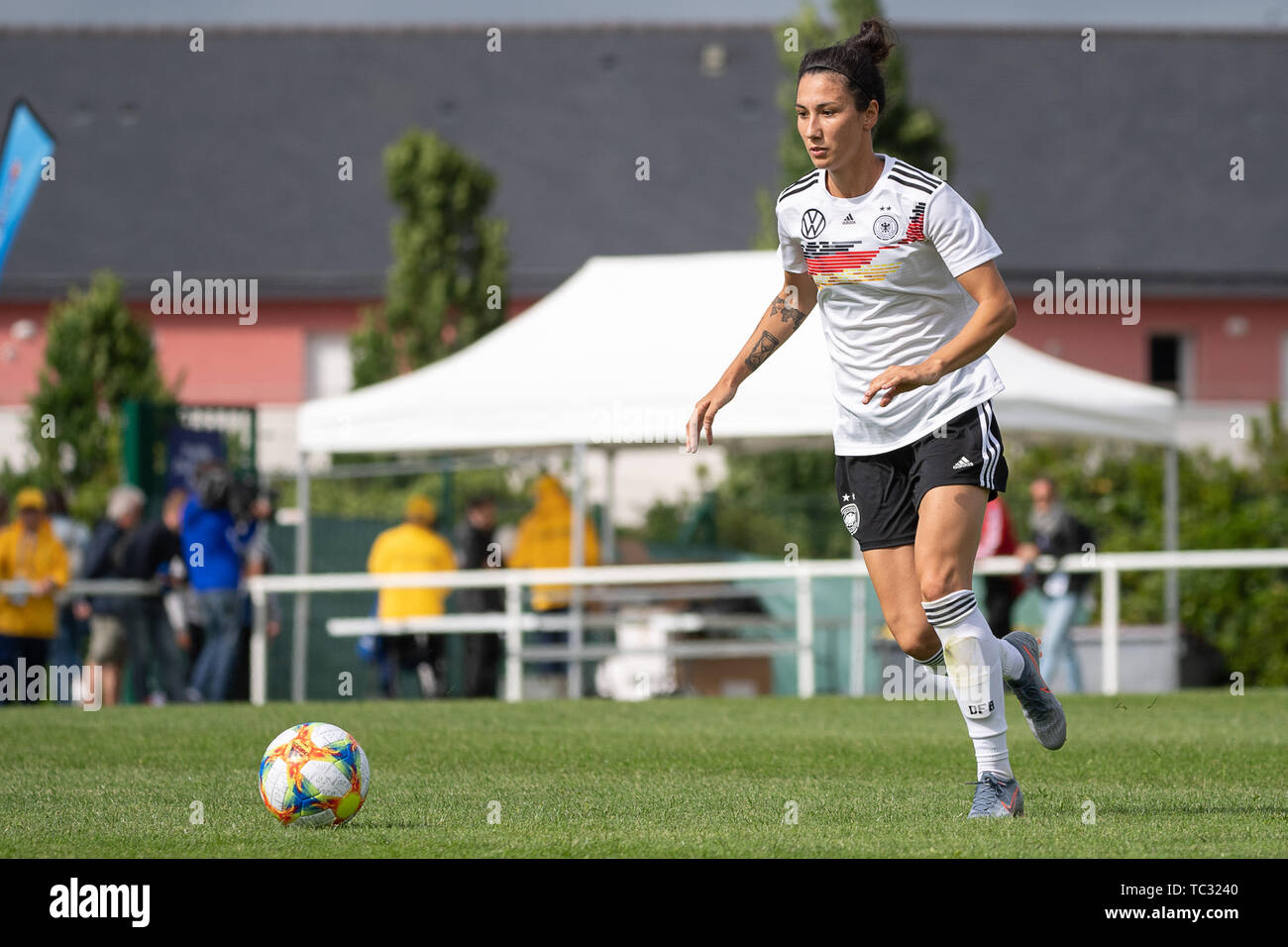 04. Juni 2019, Frankreich, Chartres-de-Bretagne: Sara Doorsoun spielt 5/6 einer Trainingseinheit der deutschen Fußball-Nationalmannschaft der Frauen den Ball. Foto: Sebastian Gollnow/dpa Stockfoto