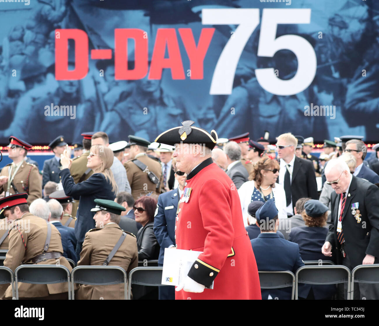 Portsmouth, Großbritannien. 05 Juni, 2019. Ein Veteran der Britischen Armee nimmt an der Portsmouth zum Gedenken an den 75. Jahrestag des D-Day, die Landung der Alliierten in der Normandie im Zweiten Weltkrieg. Credit: Kay Nietfeld/dpa/Alamy leben Nachrichten Stockfoto