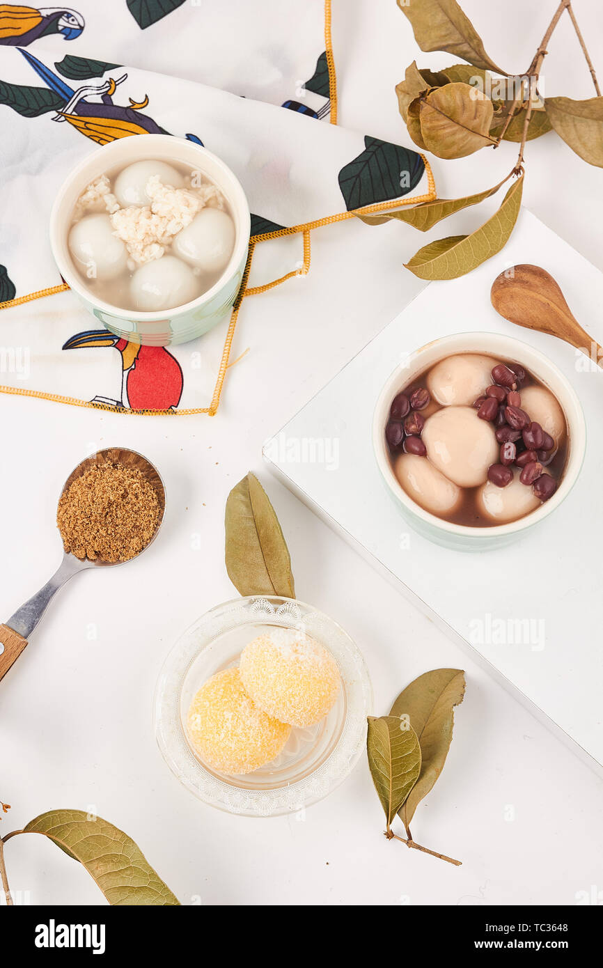 Die Knödel auf den Tisch. Stockfoto