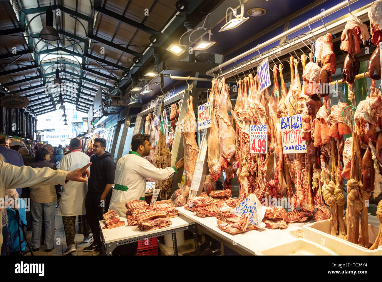 April 28, 2019. Athen, Griechenland. Griechische Fleischmarkt Konzept. Ganze und halbe zertifiziert Lämmer sind verkauft, aus speichern. Stockfoto