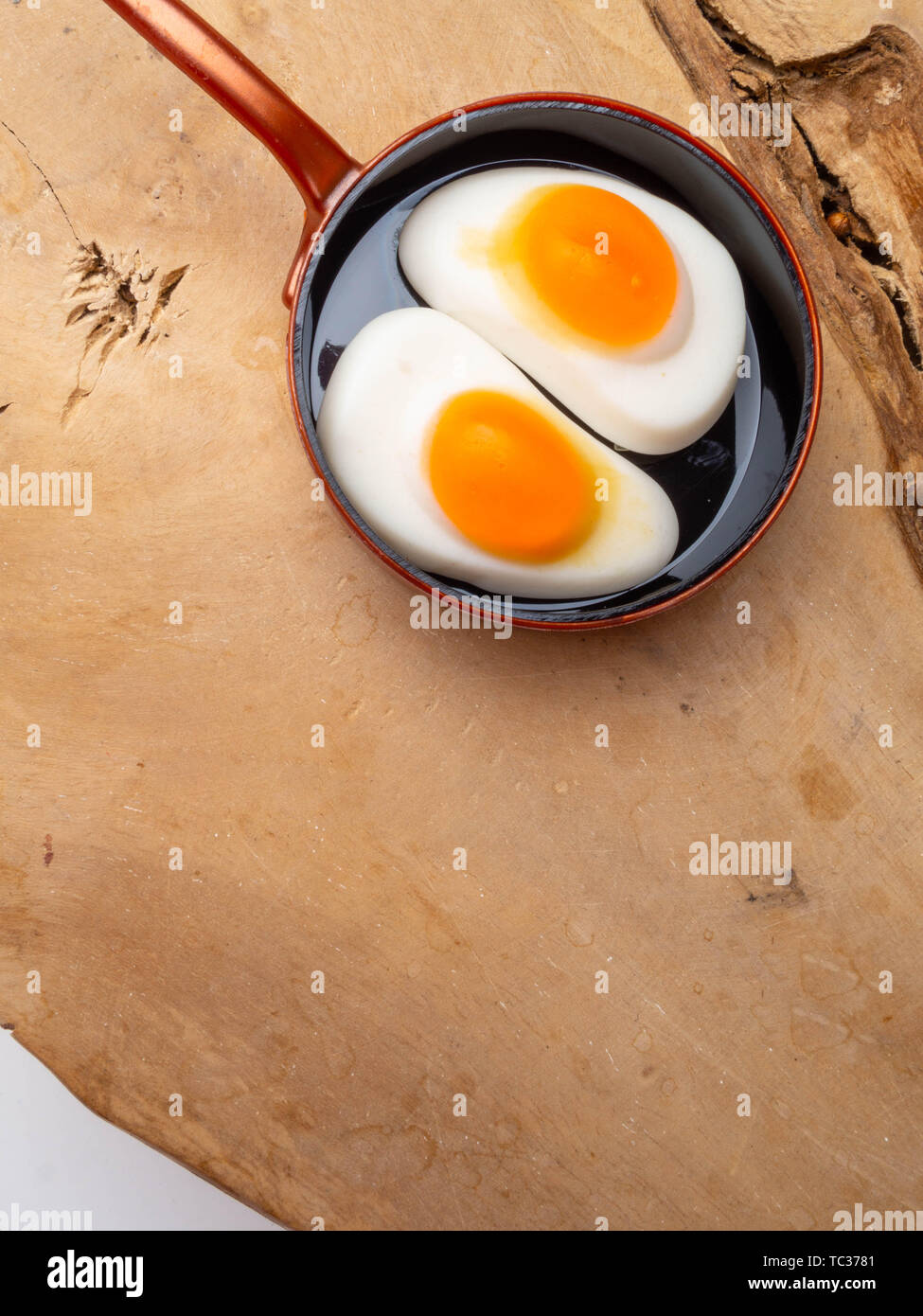 Kinder Spielzeug Pfanne Spiegeleier auf einem hölzernen Hintergrund Isolation, Kopie Raum Stockfoto
