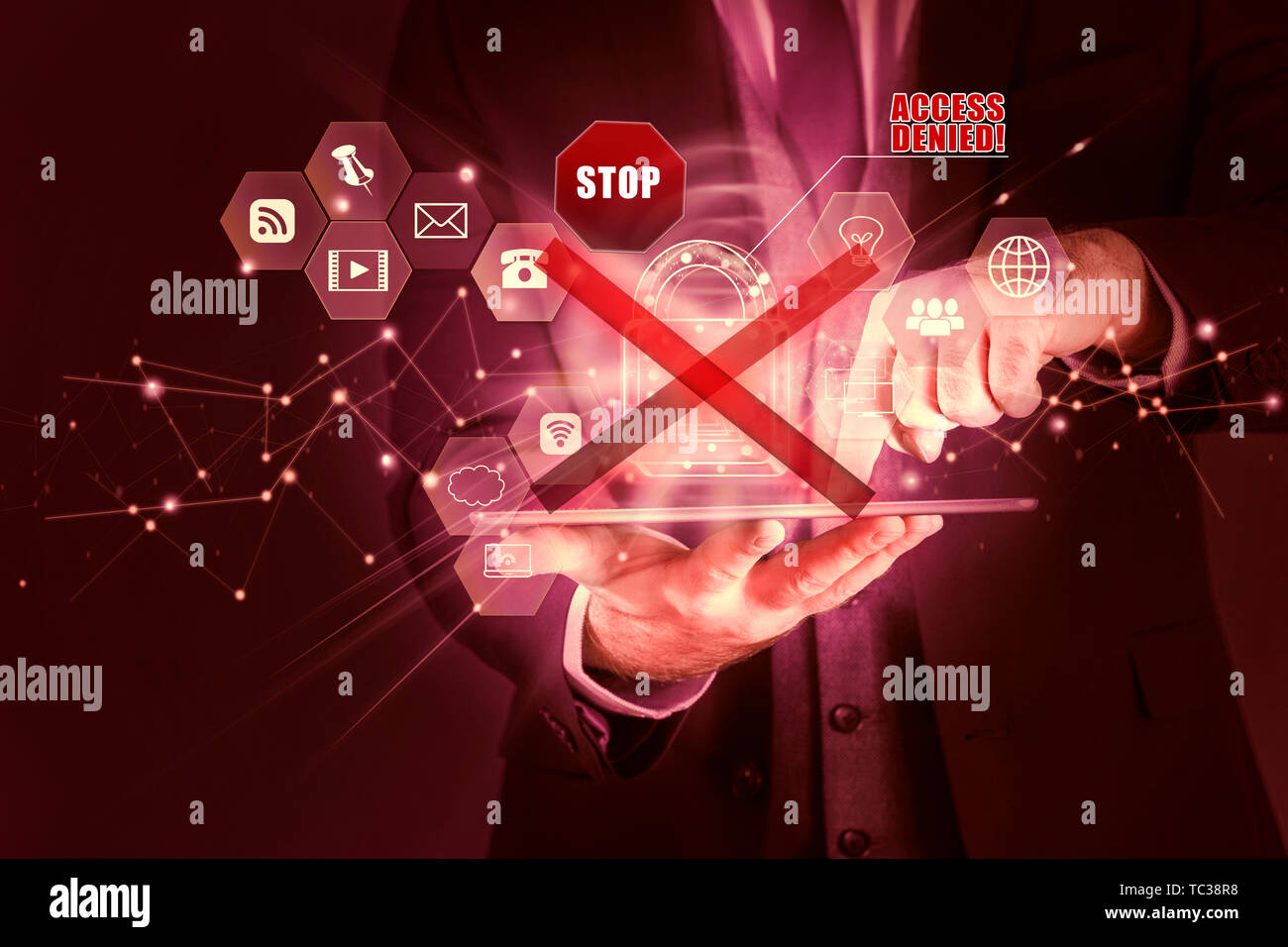 Business Mann verwahrt hierfür ihre persönlichen Informationen auf Tablet, Datenschutz Datenschutz Konzept, Zugriff verweigert Stockfoto
