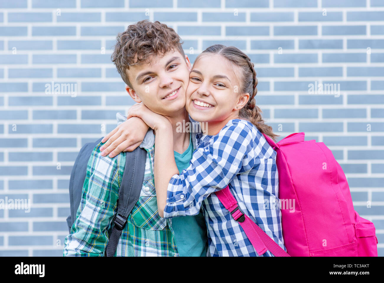 Teen Junge und Mädchen wieder in die Schule Stockfoto